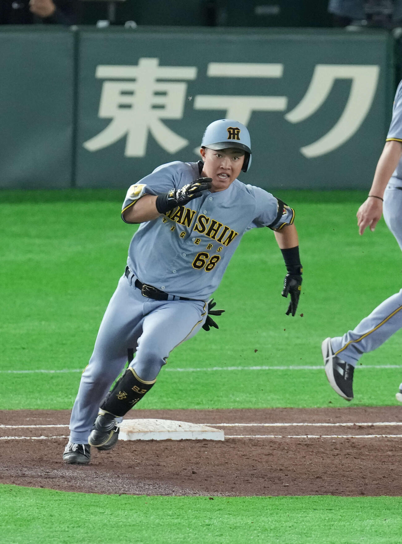 巨人対阪神　3回表阪神1死満塁、2点適時二塁打を放つ中川。投手は赤星（撮影・増田悦実）