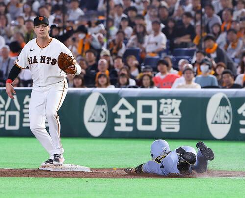 巨人対阪神　8回表阪神無死一、二塁、送りバントを決めた中川は一塁へ頭から飛び込む（撮影・上田博志）