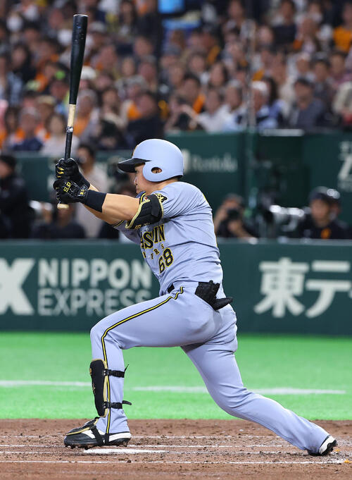巨人対阪神　3回表阪神1死満塁、中川は2点適時二塁打を放つ（撮影・上田博志）