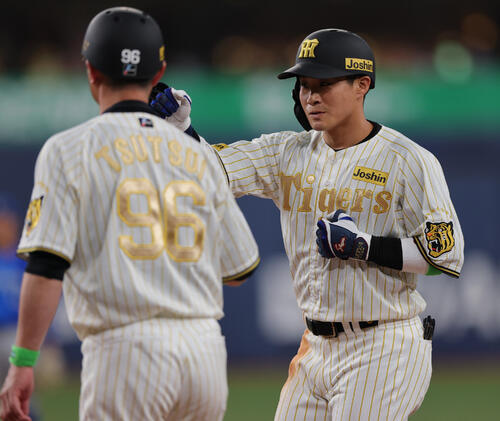阪神対DeNA 6回裏阪神1死二塁、木浪は中前打を放つ（撮影・上山淳一）