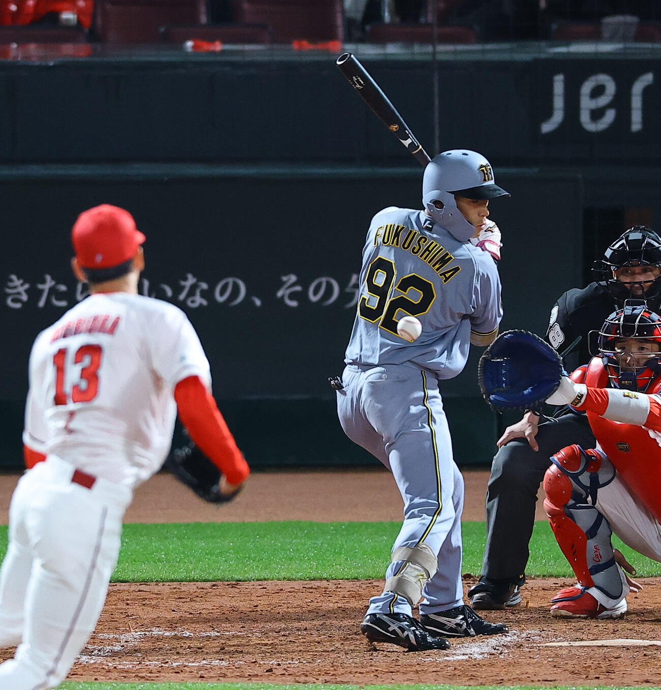 広島対阪神　9回表阪神無死一、二塁、福島は死球を受ける（撮影・上田博志）