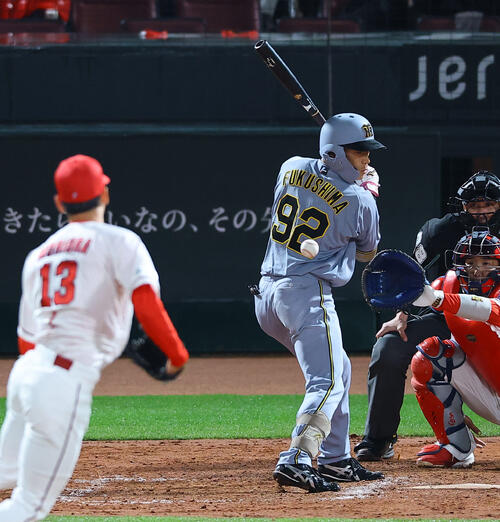 広島対阪神　9回表阪神無死一、二塁、福島は死球を受ける（撮影・上田博志）