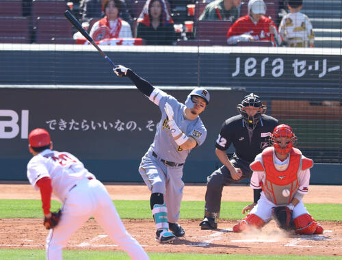 広島対阪神　4回表阪神2死、佐藤は三振に倒れる（撮影・上田博志）