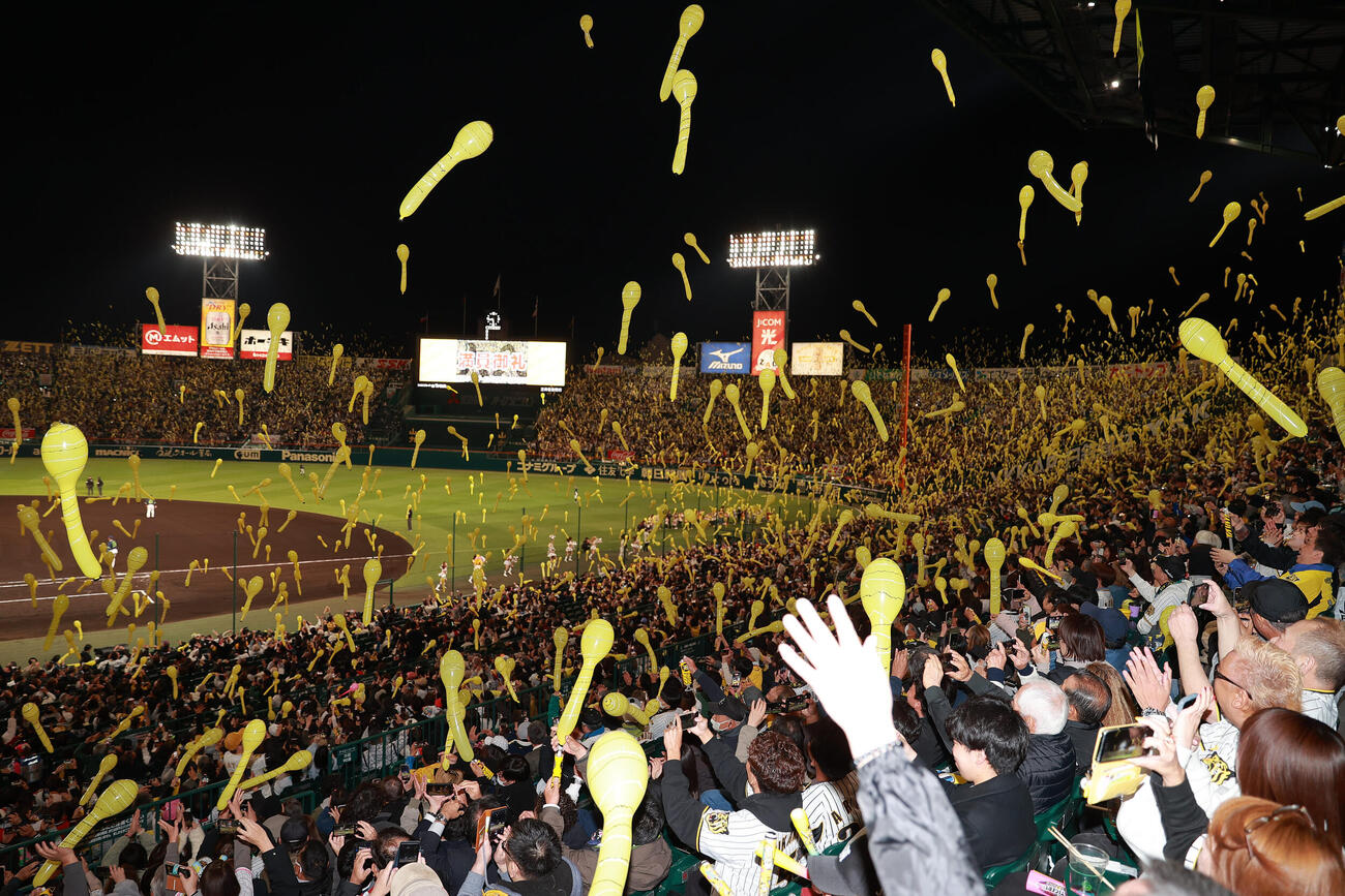 阪神対ヤクルト　ジェット風船を飛ばして盛り上がる阪神ファン（撮影・上山淳一）