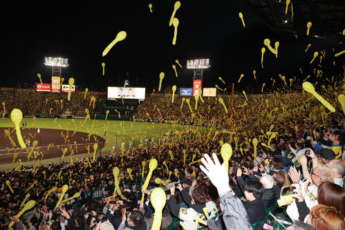 阪神対ヤクルト　ジェット風船を飛ばして盛り上がる阪神ファン（撮影・上山淳一）