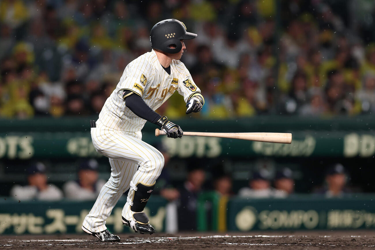 阪神対ヤクルト　3回裏阪神2死、左前打を放つ近本（撮影・前田充）