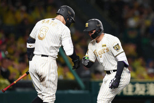 阪神対ヤクルト　4回裏阪神無死、左越え本塁打を放ち佐藤（左）に迎えられる森下（撮影・前田充）