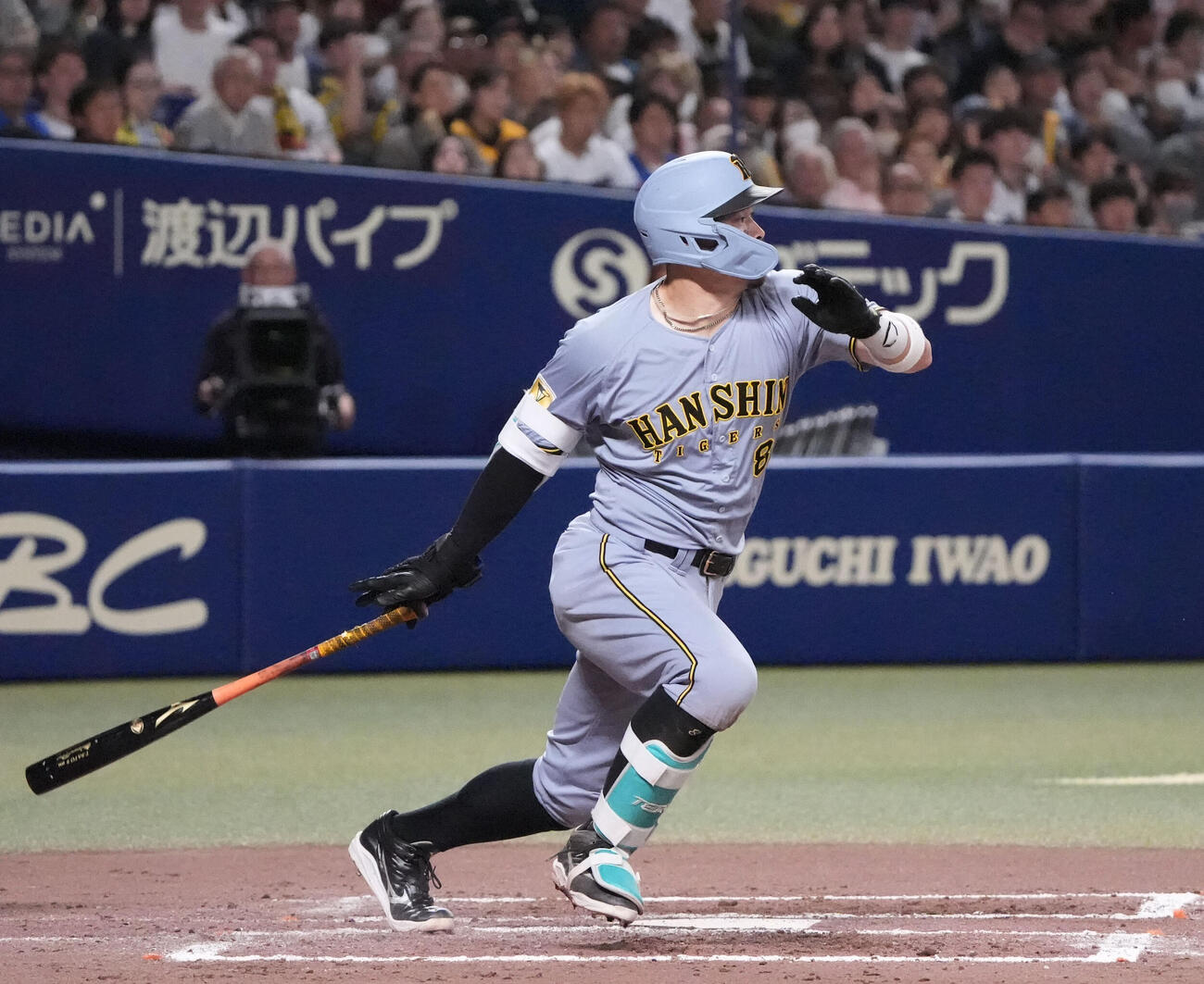 中日対阪神　8回表阪神無死、内野安打を放つ佐藤（撮影・森本幸一）