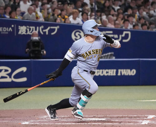 中日対阪神　8回表阪神無死、内野安打を放つ佐藤（撮影・森本幸一）