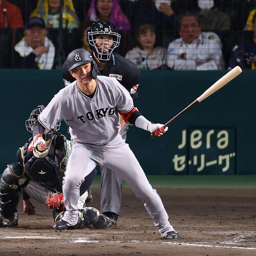 阪神対巨人　9回表巨人1死、坂本は安打を放つ（撮影・上田博志）