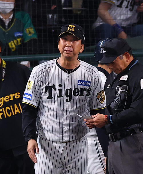 阪神対巨人　選手交代を告げる藤川監督（撮影・上田博志）