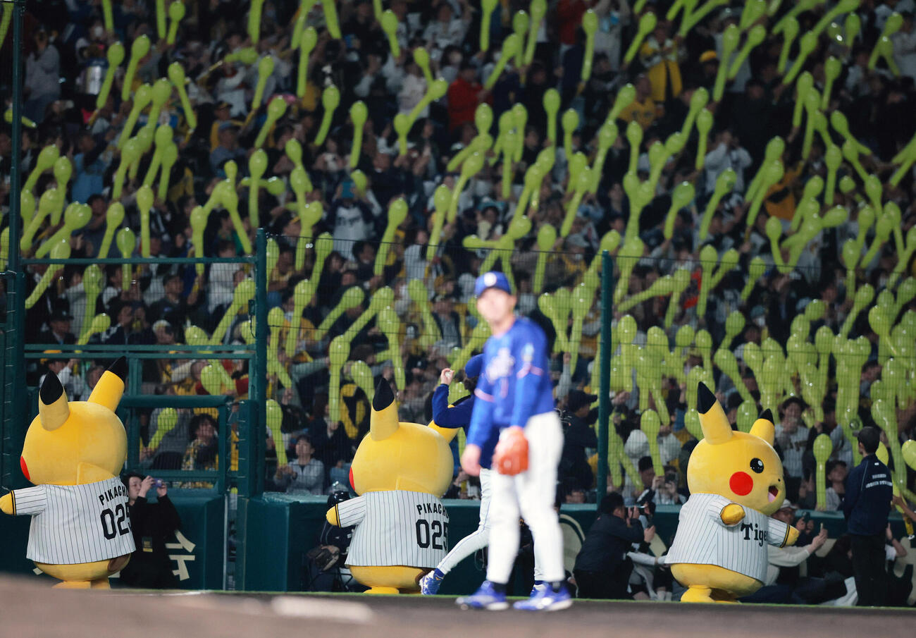 阪神対中日　ラッキー7で球場を盛り上げるピカチュー（撮影・上山淳一）