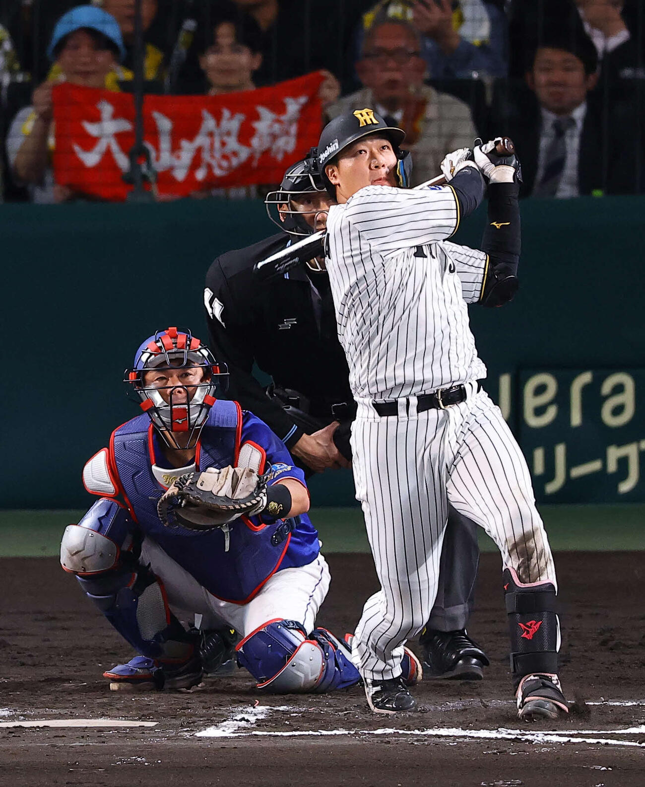 阪神対中日　6回裏阪神無死三塁、大山は同点適時打飛を放つ（撮影・上田博志）