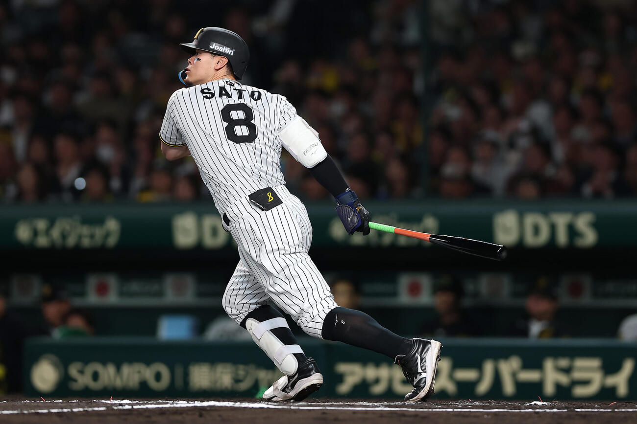阪神対中日　6回裏阪神無死、三塁打を放つ佐藤（撮影・前田充）
