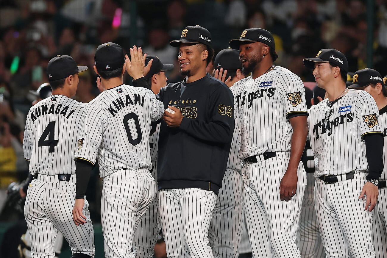 阪神対中日　中日に逆転勝利し、タッチを交わして喜ぶモレッタ（中央）ら阪神の選手たち。右端は藤川監督（撮影・前田充）