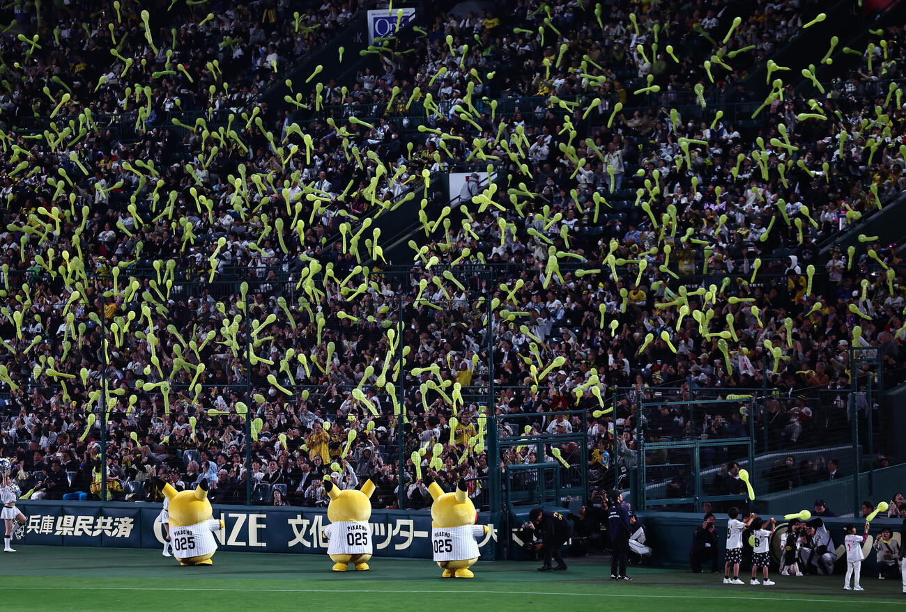 阪神対中日　ジェット風船を飛ばして応援する阪神ファン（撮影・上田博志）
