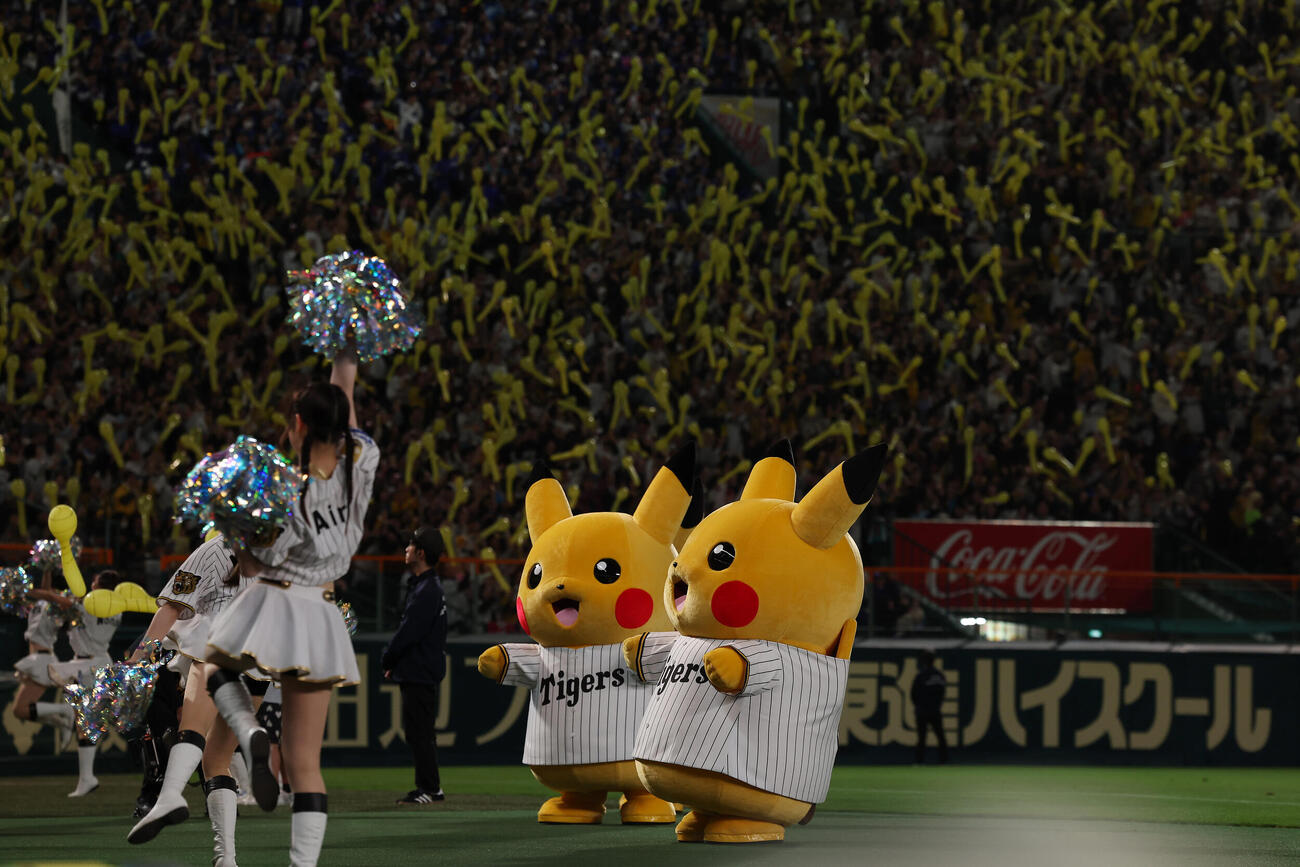 阪神対中日　7回、球場を盛り上げるピカチュウ（撮影・前田充）