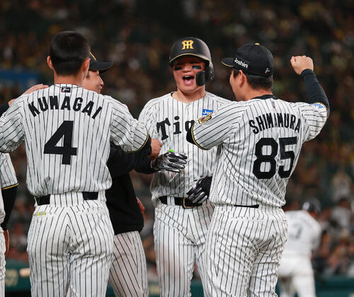 阪神対中日　7回裏阪神1死、森下（右から2人目）はソロ本塁打を放ち喜ぶ（撮影・上山淳一）