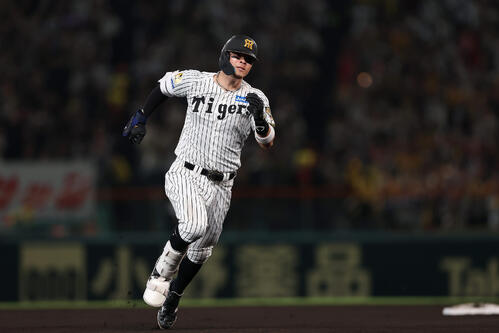 阪神対中日　6回裏阪神無死、三塁打を放ち激走する佐藤（撮影・前田充）
