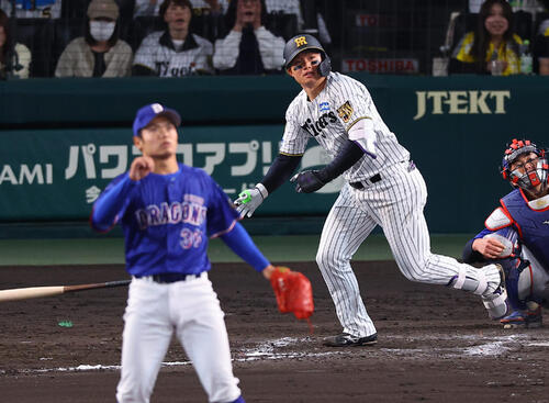 阪神対中日　7回裏阪神1死、森下は勝ち越しソロ本塁打を放つ。投手は根尾（撮影・上田博志）