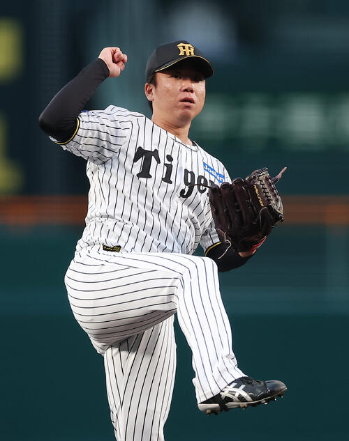 阪神対中日　力投する阪神先発の村上（撮影・前田充）