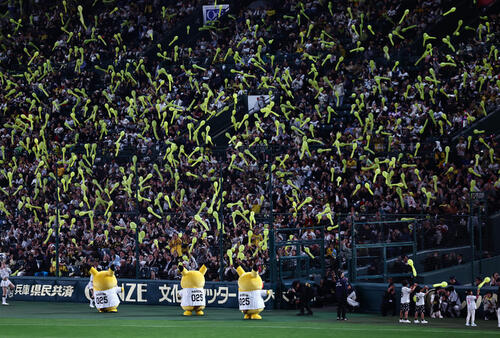 阪神対中日　ジェット風船を飛ばして応援する阪神ファン（撮影・上田博志）