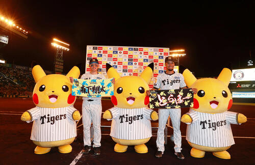 阪神対中日　ヒーローの阪神森下（左）とモレッタはピカチュウと記念撮影する（撮影・上山淳一）