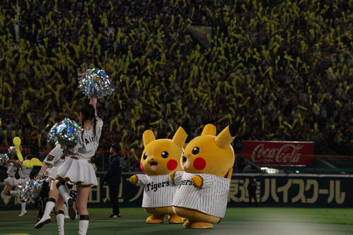 阪神対中日　7回、球場を盛り上げるピカチュウ（撮影・前田充）