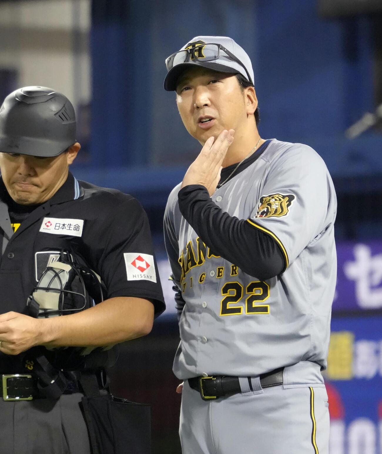 7回、選手交代を告げる阪神・藤川監督＝横浜