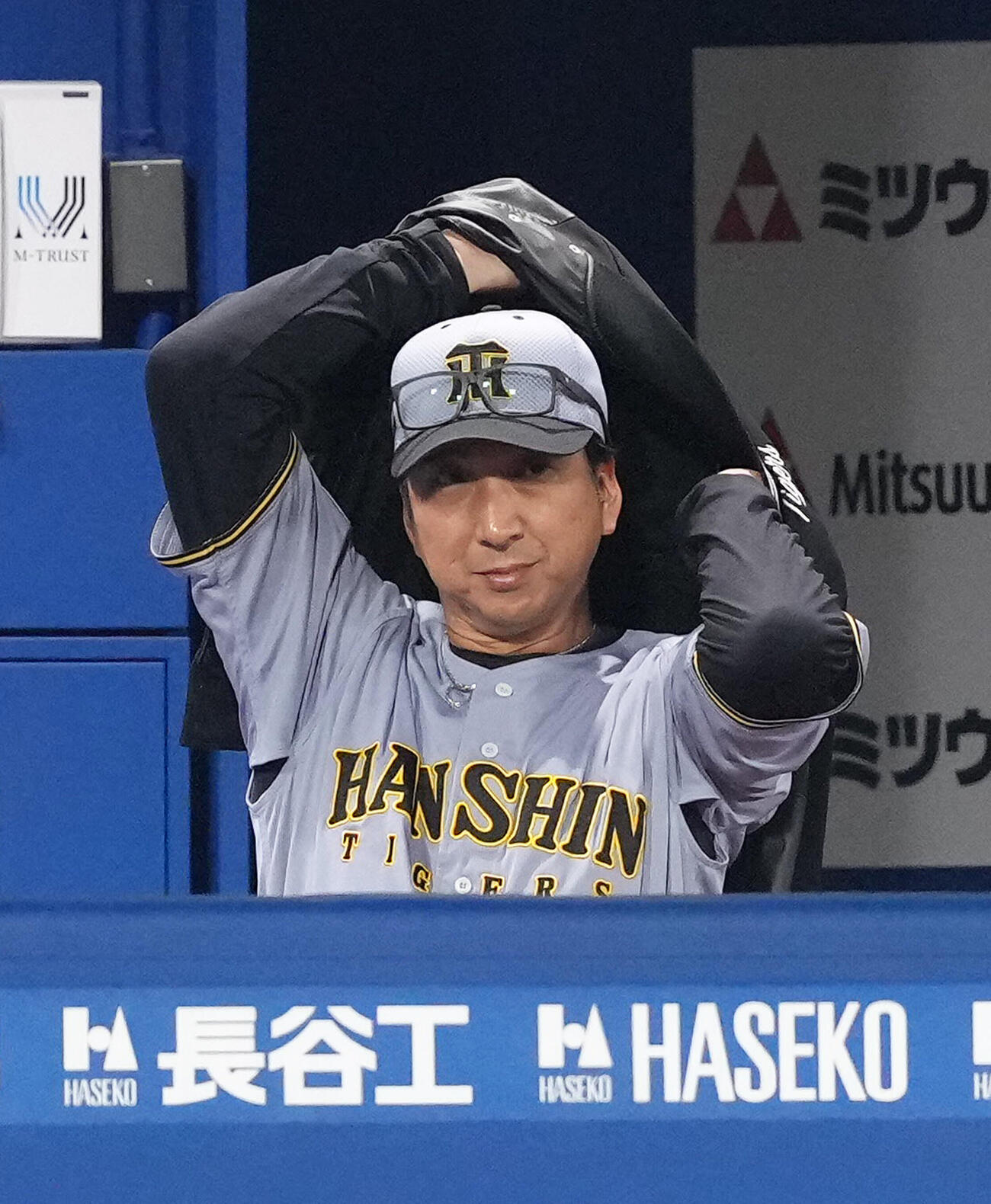 DeNA対阪神　ベンチでジャンパーを着直す阪神藤川球児監督（撮影・足立雅史）