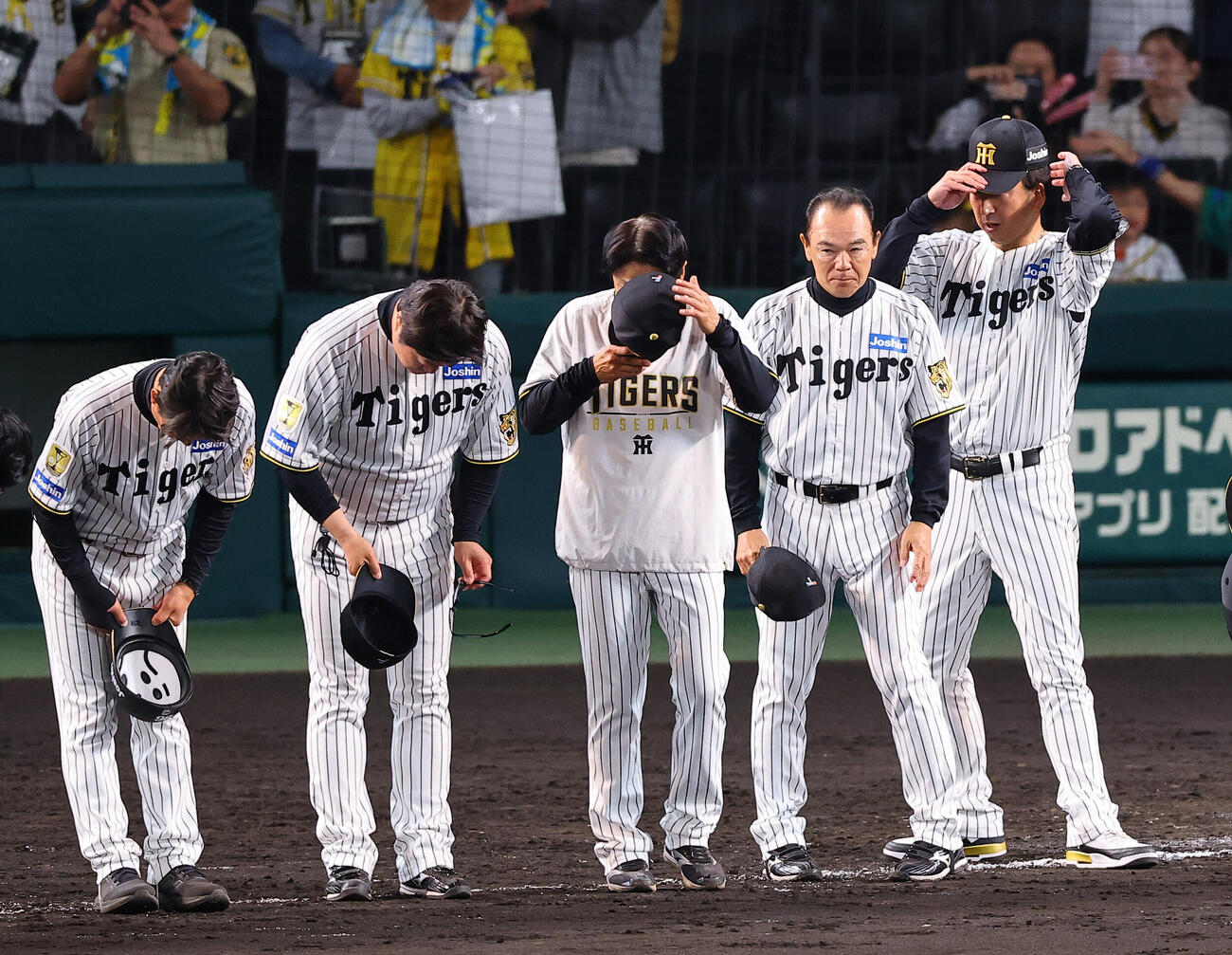 阪神対広島　広島と引き分けた藤川球児監督（右）はファンにあいさつをする（撮影・上田博志）