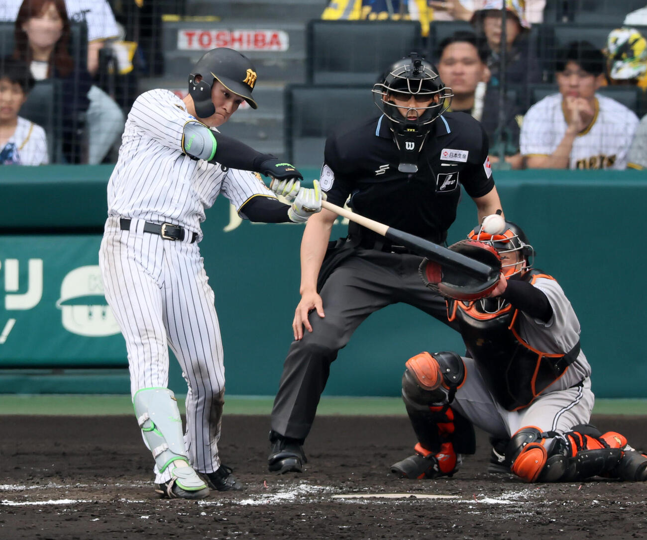 阪神対巨人　7回裏阪神1死満塁、高寺望夢は適時打を放つ（撮影・加藤哉）