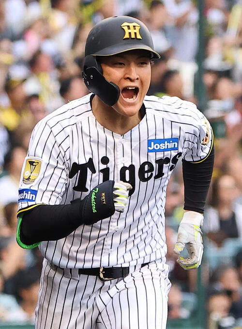 阪神対巨人　7回裏阪神1死満塁、適時打を放った高寺望夢は雄たけびを上げる（撮影・上田博志）