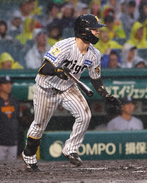 阪神対巨人　7回裏阪神2死二塁、中野拓夢は安打を放つ（撮影・上田博志）