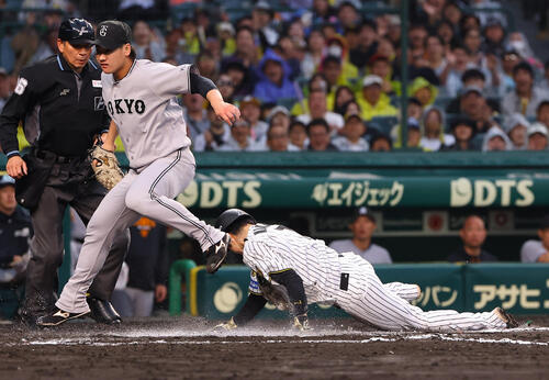 阪神対巨人　6回裏阪神1死満塁、井上温大（左）は暴投で中野拓夢の生還を許す（撮影・上田博志）