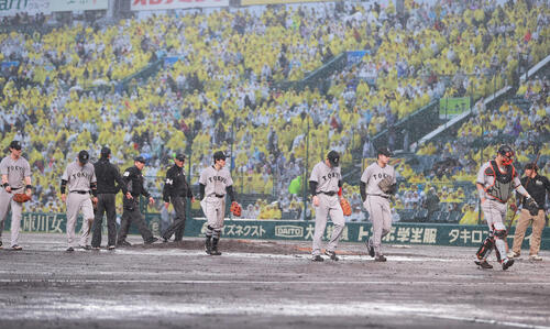 阪神対巨人　雨が強くなりベンチに引き揚げる巨人ナイン（撮影・上山淳一）..