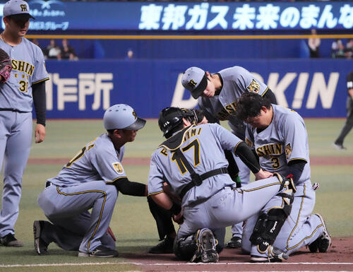 中日対阪神　1回裏中日無死、大山悠輔（右）は打者走者の石伊雄太と交錯する（撮影・森本幸一）