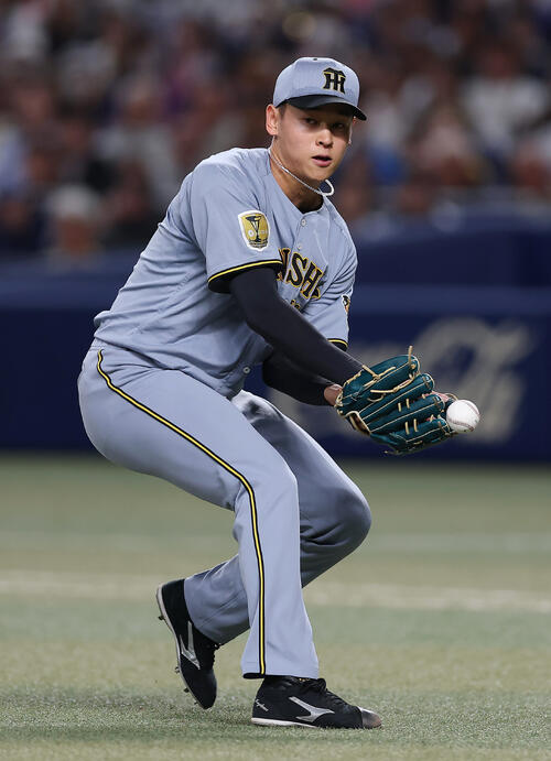 中日対阪神　3回裏中日1死三塁、細川成也の投ゴロをはじく早川太貴（撮影・前田充）
