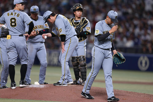 中日対阪神　4回裏中日無死一塁、降板する早川太貴（右端）（撮影・前田充）