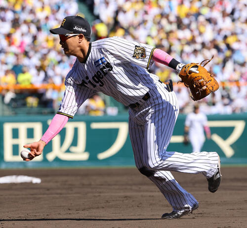 阪神対DeNA 5回表DeNA無死、木浪聖也は勝又温史の一ゴロをさばく（撮影・上田博志）