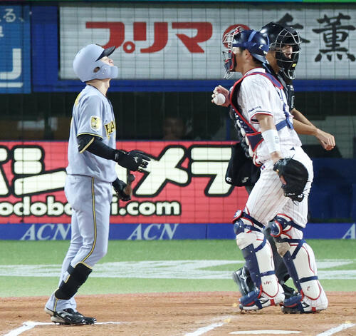 ヤクルト対阪神　6回表阪神2死一塁、見逃し三振に倒れる中野拓夢（撮影・宮地輝）