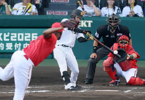 阪神対広島　8回裏阪神無死、中野拓夢は左前打を放つ。投手テイラー・ハーン(撮影・加藤哉）