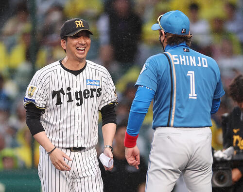 阪神対日本ハム　試合前、日本ハム新庄剛志監督（右）とあいさつを交わす阪神藤川球児監督（撮影・前田充）＝2026年5月27日