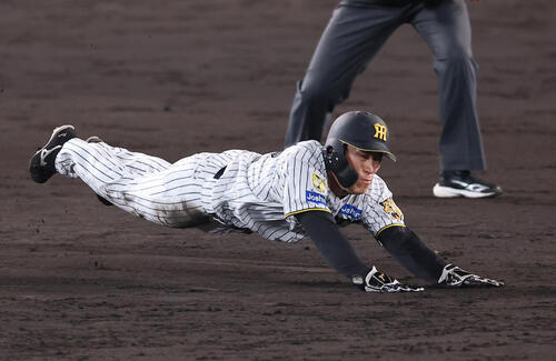 阪神対日本ハム　5回裏阪神2死一塁、福島圭音は二盗を決める（撮影・上田博志）