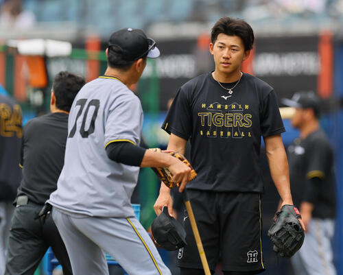 ロッテ対阪神　田中秀太守備走塁コーチの指導を受ける阪神立石正広（撮影・藤尾明華）