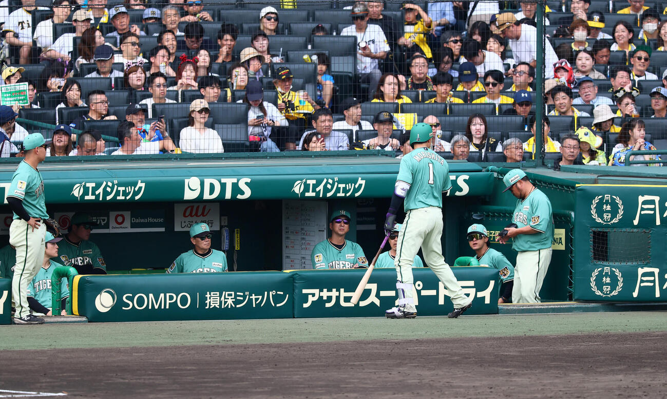 阪神対楽天　5回裏阪神2死一塁、三振に.倒れた森下翔太はベンチ前で審判に対する暴言を吐いたとして退場となる（撮影・加藤哉）＝2026年6月6日　　