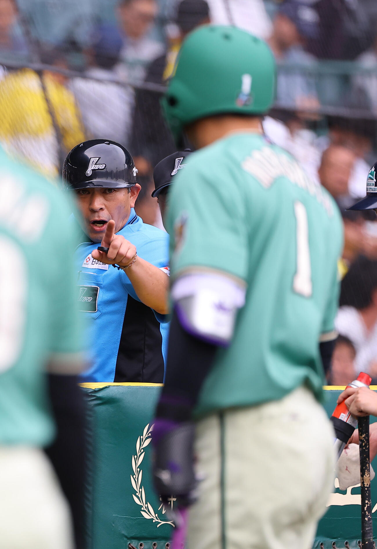 阪神対楽天　5回裏阪神2死一塁、暴言をはいた森下翔太（右）に退場を宣告する真鍋球審（撮影・上田博志）