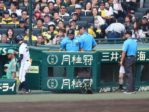 阪神対楽天　5回裏阪神2死一塁、三振に..倒れた森下翔太から暴言を吐かれた審判団（撮影・加藤哉）