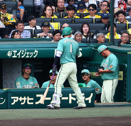 阪神対楽天　5回裏阪神2死一塁、三振に倒れた森下翔太はベンチ前で審判に対する暴言を吐いたとして退場となる（撮影・加藤哉）　