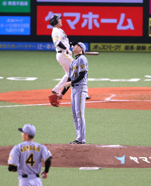 ソフトバンク対阪神　3回裏ソフトバンク2死一塁、栗原陵矢に右越え2点本塁打を浴びた才木浩人（撮影・梅根麻紀）